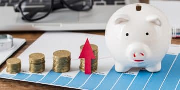 piggy-bank-growth-chart-with-coins-laptop